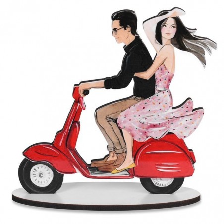 + 28529 CAKE TOPPER COUPLE MARIES SUR VESPA ROUGE HT 15CM EN BOIS